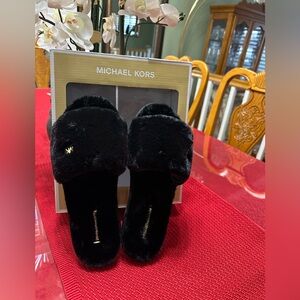 🖤🖤NWT Michael Kors FURRY Black Jet Set Slippers 🖤🖤